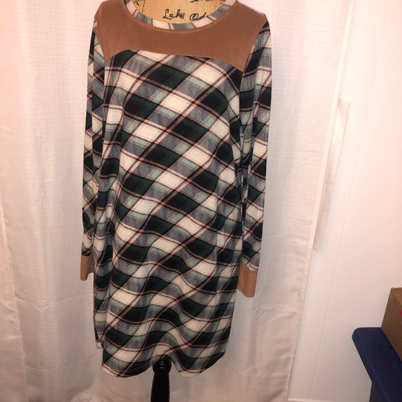 Large Plaid Boutique Dress - Picture 7 of 7